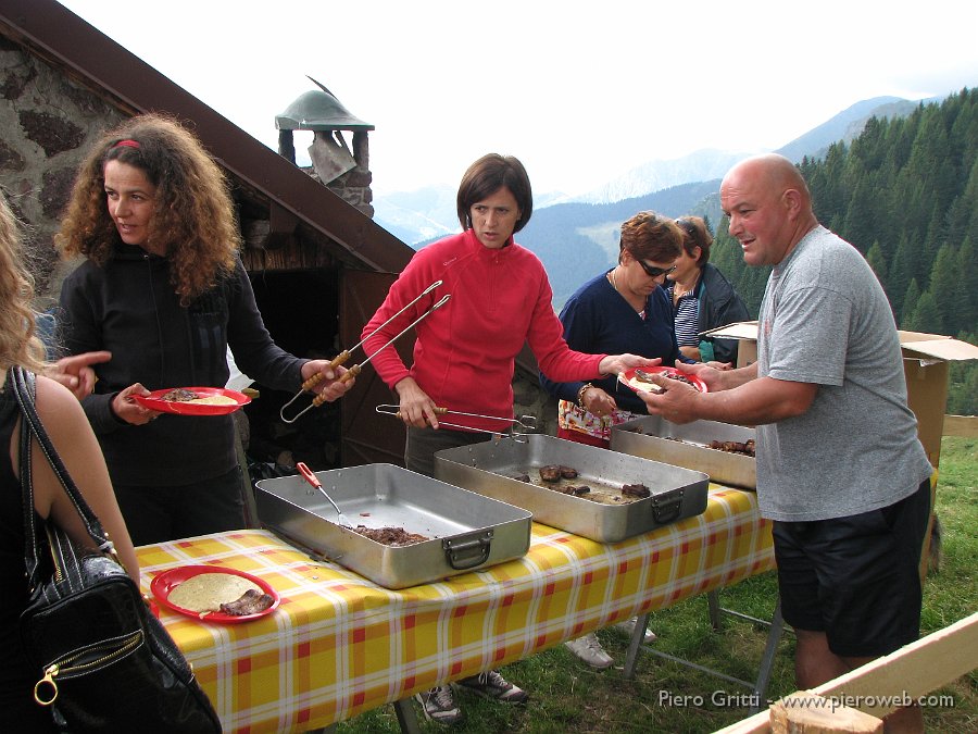 canipastore 026.jpg - A mezzogiorno alla Baita degli Alpini viene servito un pranzo rustico  agli allevatori partecipanti al Campionato